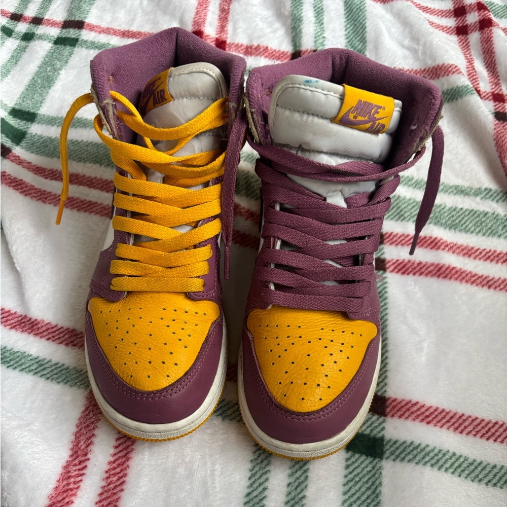 Jordan 1 brotherhood size 5y good condition a blue spot on the tongue.